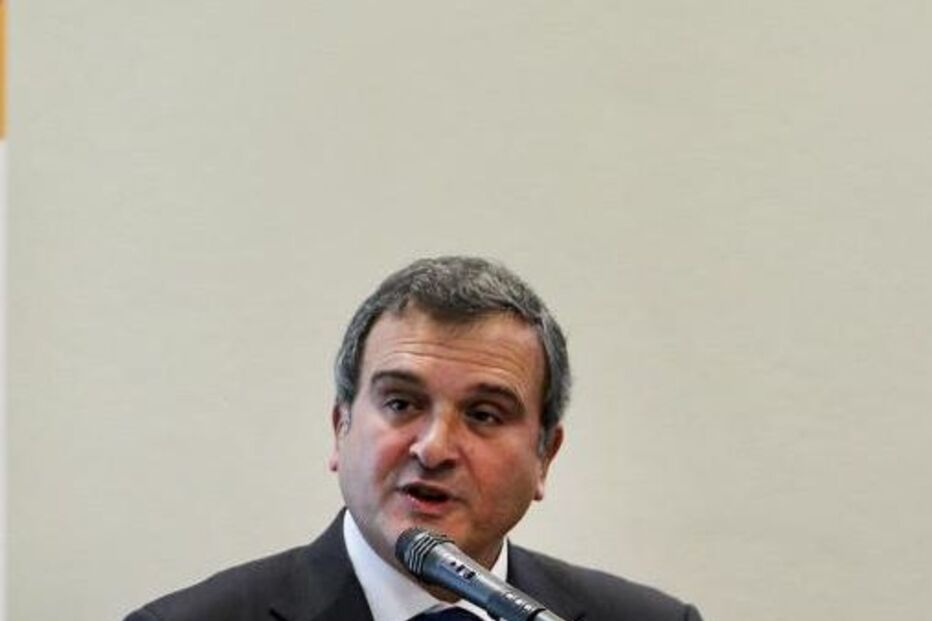 miguel relvas, porto, clube dos pensadores, protesto, música, grândola vila morena