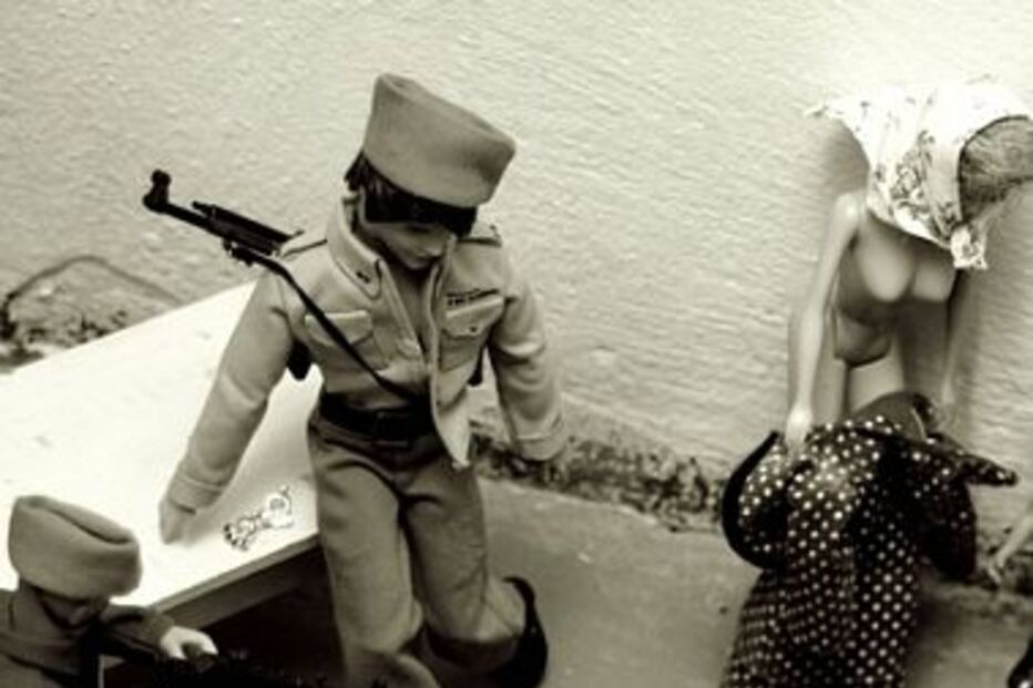barbie, exposição, guerra, violento, polémica