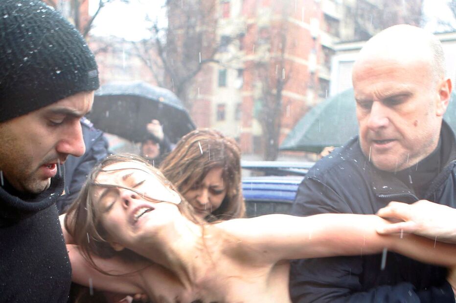 BERLUSCONI, PROTESTO, VOTAÇÃO, ITÁLIA, NUAS, MULHERES, ELEIÇÕES