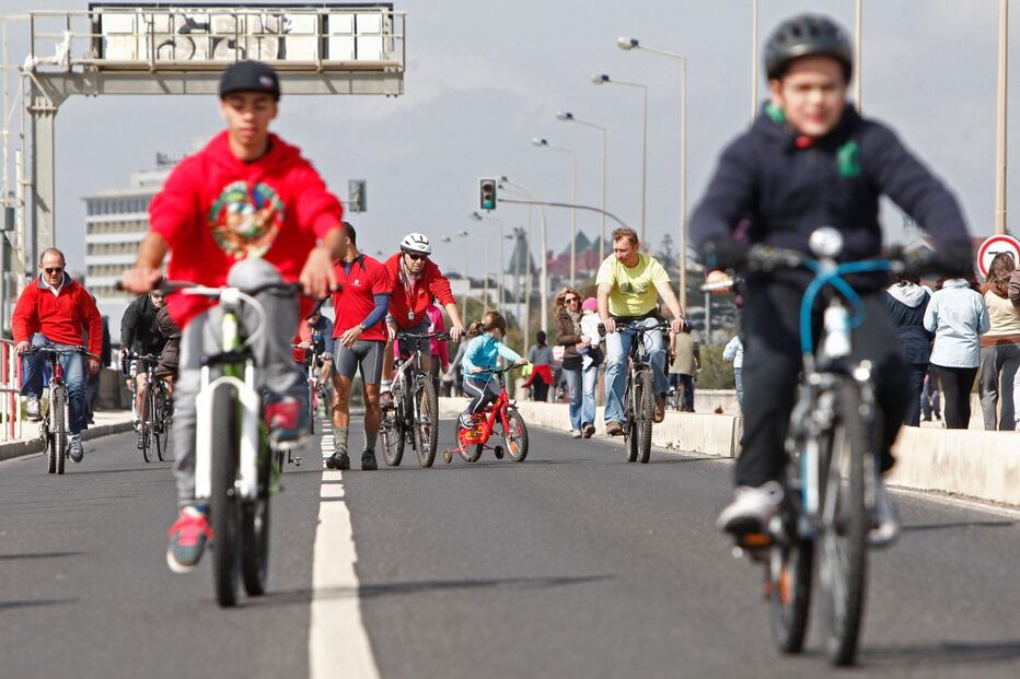 A avenida Marginal de Cascais esteve ontem fechada ao trânsito, entre as 08h30 e as 12h30, para atividades físicas. A pé, de bicicleta ou de patins foram muitos os que aproveitaram a manhã para passear à beira-mar. Dia 7 de abril, o desporto regressa novamente à marginal, para assinalar o Dia Mundial de Atividade Física. (Vítor Mota)