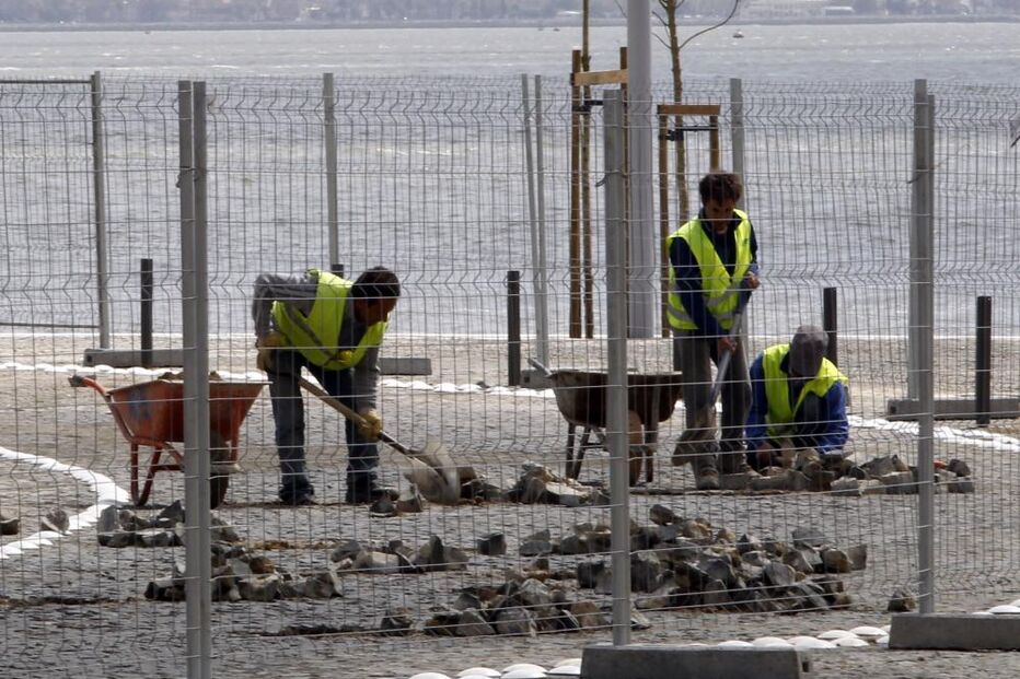 Os trabalhos de reparação dos buracos no pavimento da Avenida da Ribeira das Naus, em Lisboa, começaram ontem, quatro dias depois da sua inauguração. 