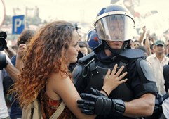 Adriana Xavier abraçou um polícia na manifestação de 15 de setembro de 2012