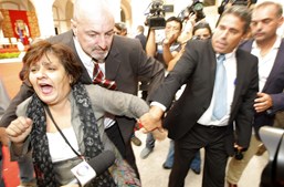 Luísa Tridade invadiu o Páteo da Galé no 5 de outubro de 2012 e interrompeu Cavaco Silva