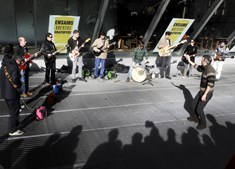 A 17 de março, músicos juntaram-se ao protesto dos funcionários contra os cortes no financiamento da Casa da Música, no Porto