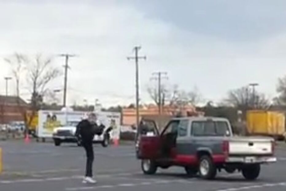 Idoso pratica ‘kung fu’