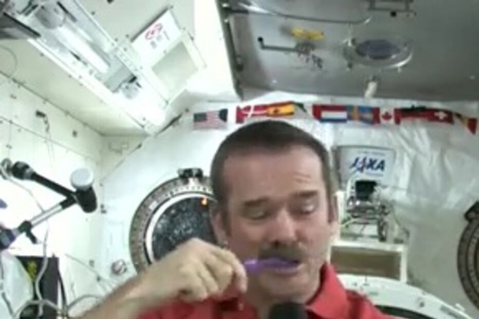 astronauta, canadiana, Chris Hadfield, escovar, dentes, espaço