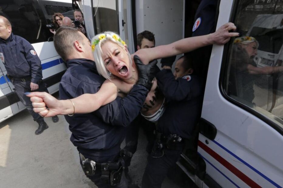 Feministas celebram 'Dia Jihad em topless' com confronto policial