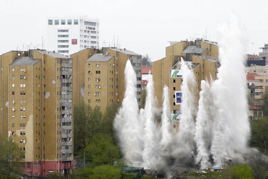 Torre do Aleixo demolida em segundos