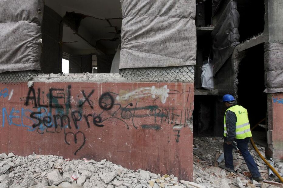 Torre do Aleixo demolida em segundos