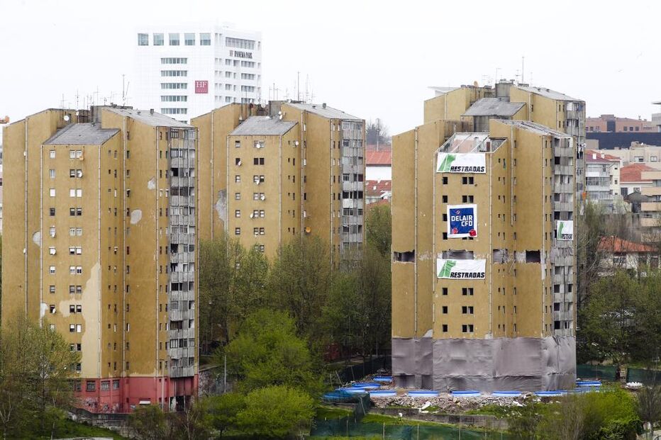 Torre do Aleixo demolida em segundos