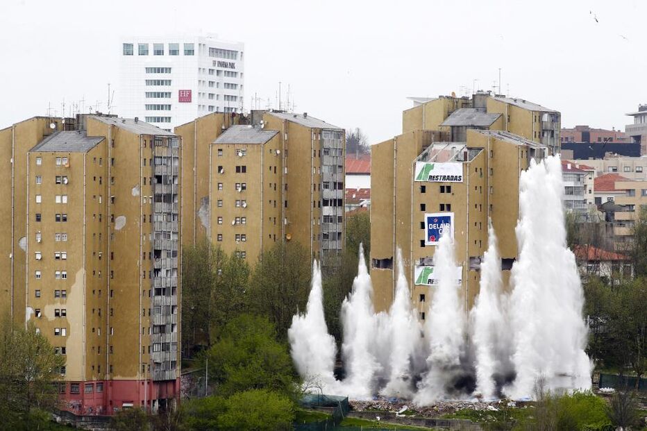 Torre do Aleixo demolida em segundos