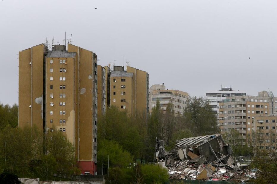 Torre do Aleixo demolida em segundos