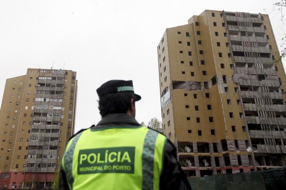 Torre do Aleixo demolida em segundos