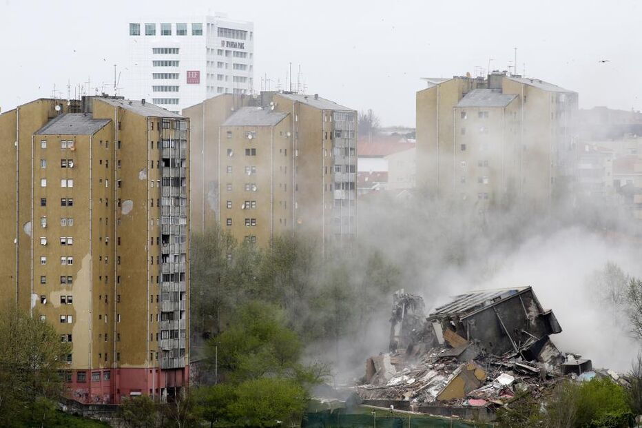 Torre do Aleixo demolida em segundos