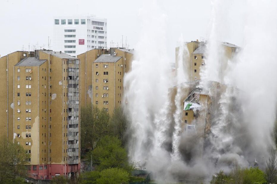 Torre do Aleixo demolida em segundos