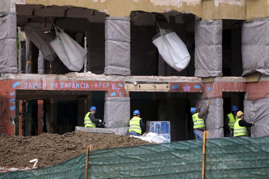 Torre do Aleixo demolida em segundos