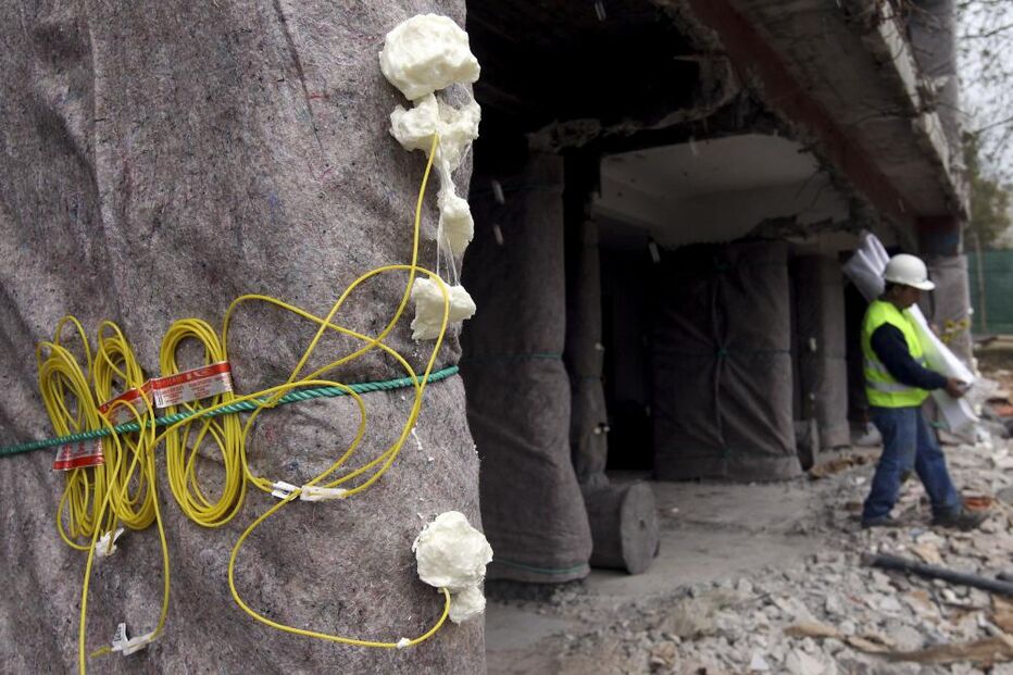 Torre do Aleixo demolida em segundos