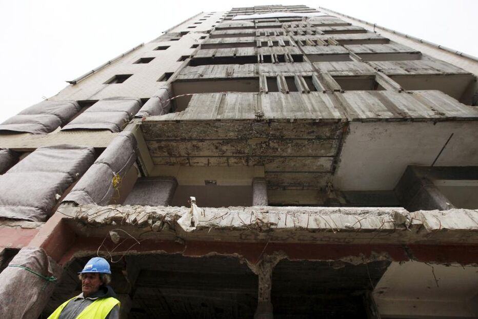 Torre do Aleixo demolida em segundos