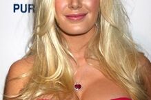 Mulheres com corpo de 'Barbie'... e ainda um 'Ken'