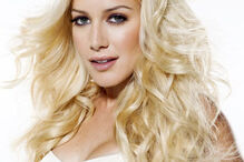 Mulheres com corpo de 'Barbie'... e ainda um 'Ken'