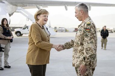 Angela Merkel faz visita surpresa ao Afeganistão