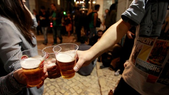 Restaurantes de Lisboa têm 60 dias para deixar de vender para fora copos de plástico de uso único