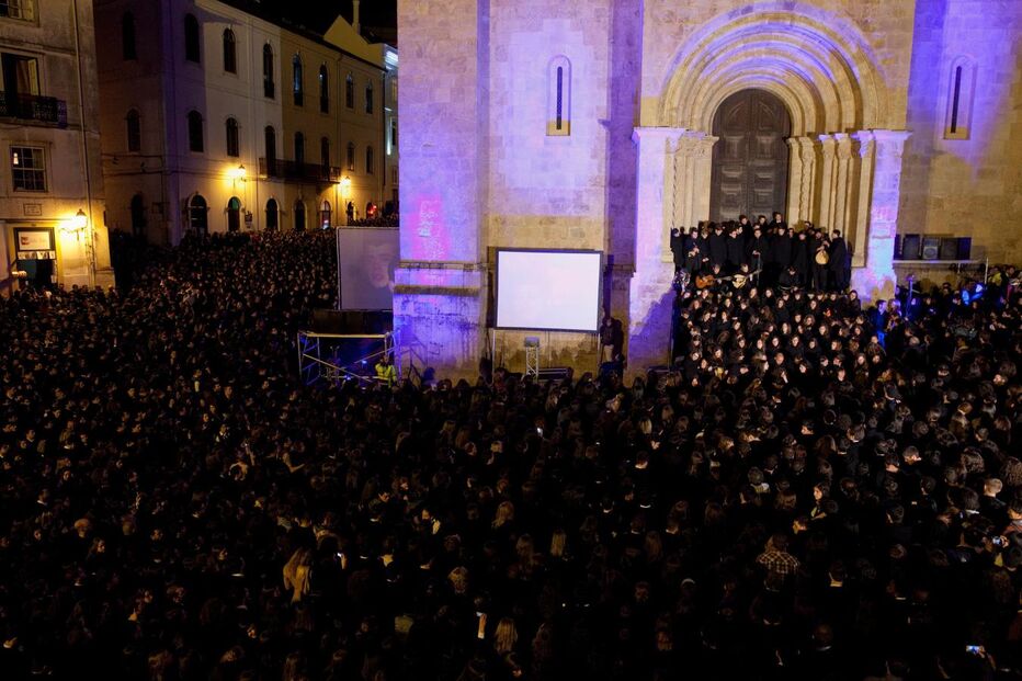 Milhares de estudantes encheram o largo da Sé Velha, em Coimbra