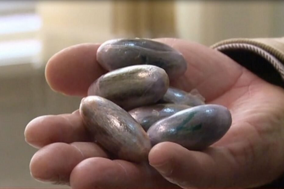 Mulher tentou passar droga ao namorado na prisão