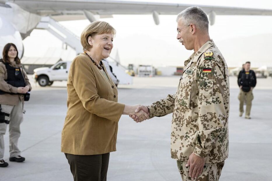 Angela Merkel faz visita surpresa ao Afeganistão