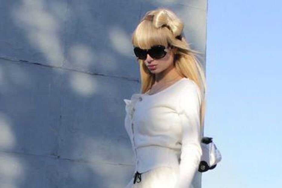 Mulheres com corpo de 'Barbie'... e ainda um 'Ken'