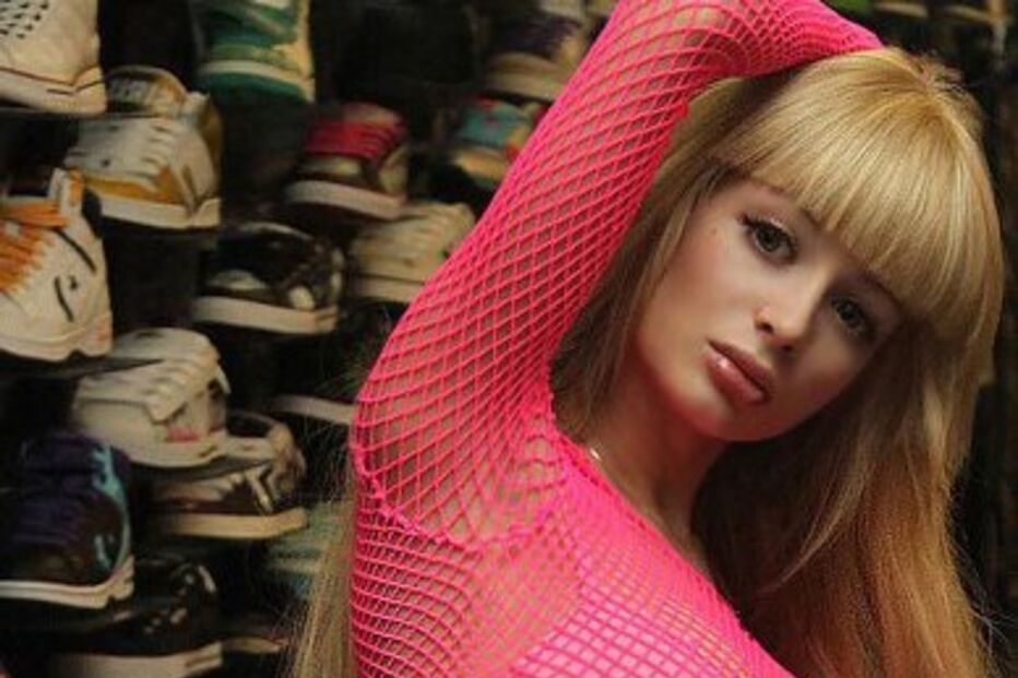Mulheres com corpo de 'Barbie'... e ainda um 'Ken'
