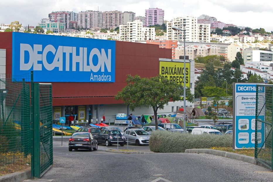 assalto, decathlon, amadora, pistola, sequestro