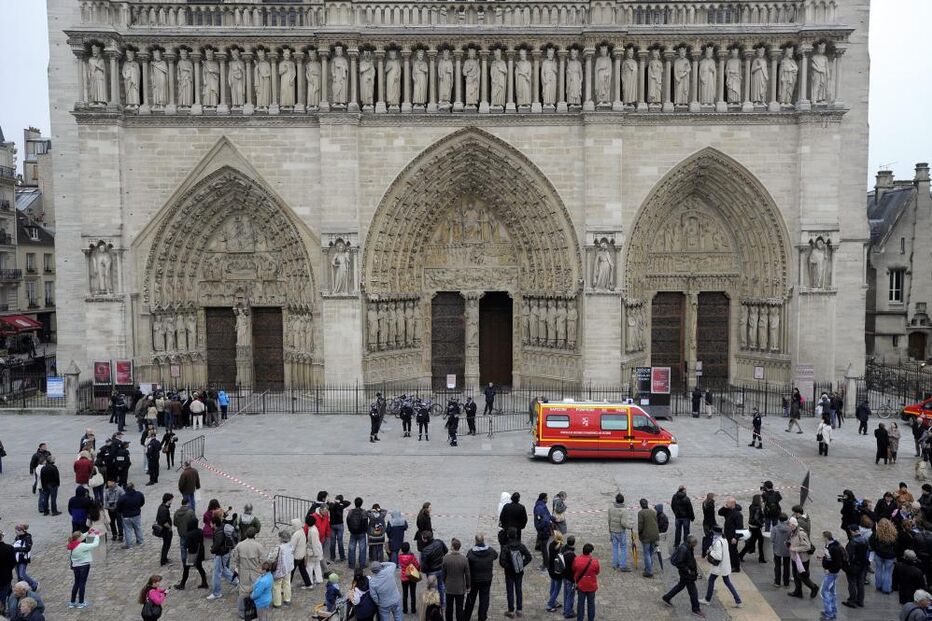 Dominique Venner, protesto, gay, casamento homossexual, Paris, catedral, Notre Dame, evacuar
