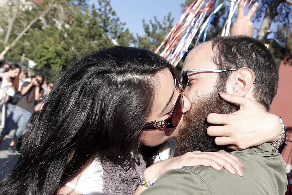 manifestação de beijos, proibido beijar no metro, Turquia, casais em protesto