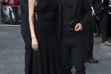 Angelina Jolie aparece pela primeira vez depois de retirar seios 