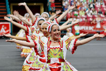 Pão e marchas na avenida