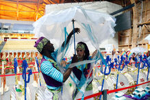 Pão e marchas na avenida