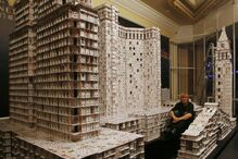 Monumentos feitos com baralhos de cartas