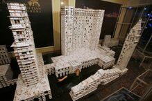 Monumentos feitos com baralhos de cartas