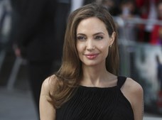 Angelina Jolie aparece pela primeira vez depois de retirar seios 