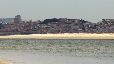 Homem morre na praia da Ponta dos Corvos no Seixal. Corpo foi retirado da água
