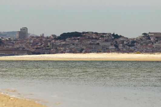 Homem morre na praia da Ponta dos Corvos no Seixal. Corpo foi retirado da água