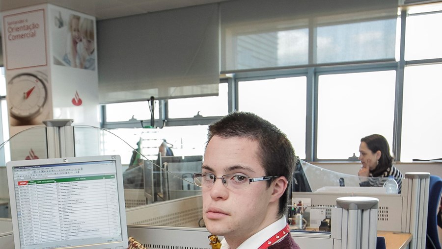 Rafael Guerreiro, de 20 anos, trabalha num banco de Lisboa, onde já é efetivo 