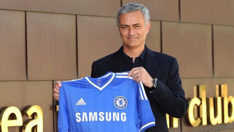 O técnico José Mourinho, de 50 anos, assinou pelo Chelsea até junho de 2018  