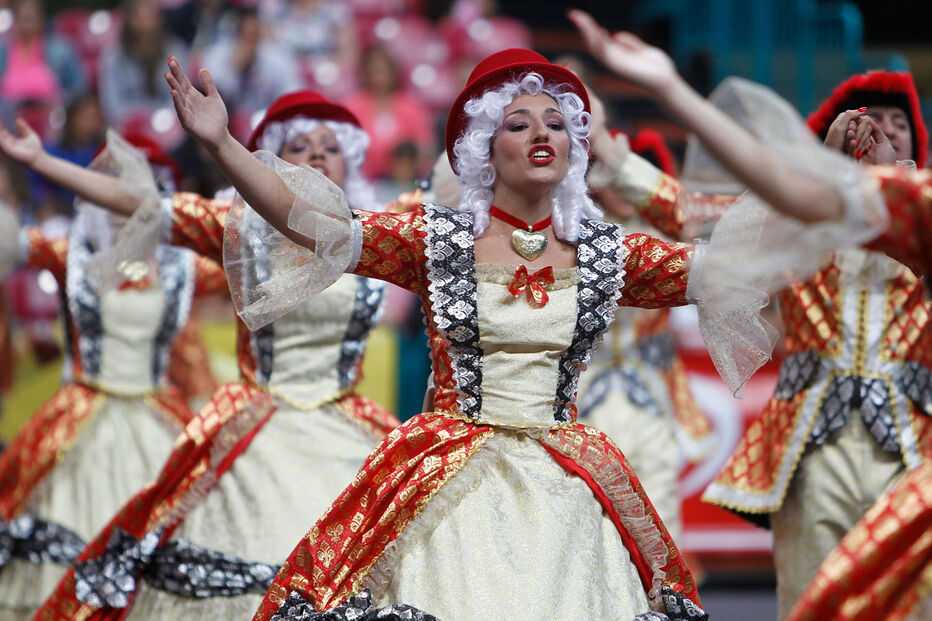 Pão e marchas na avenida