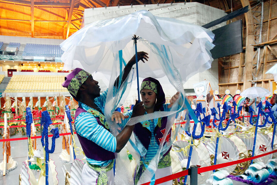 Pão e marchas na avenida