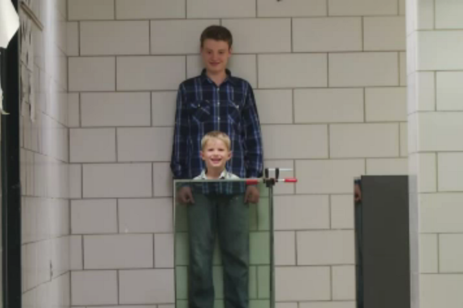 invenção, novidade, invisível, capa da invisibilidade, plexiglas, folha acrílica moldável transparente, John Howell, Universidade de Rochester, Benjamin,