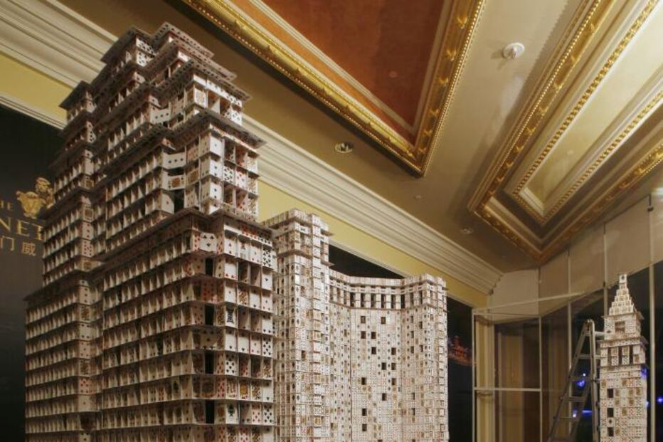 Monumentos feitos com baralhos de cartas