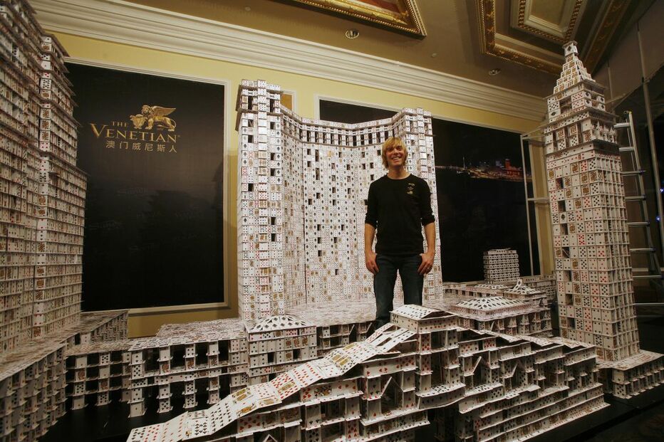 Monumentos feitos com baralhos de cartas