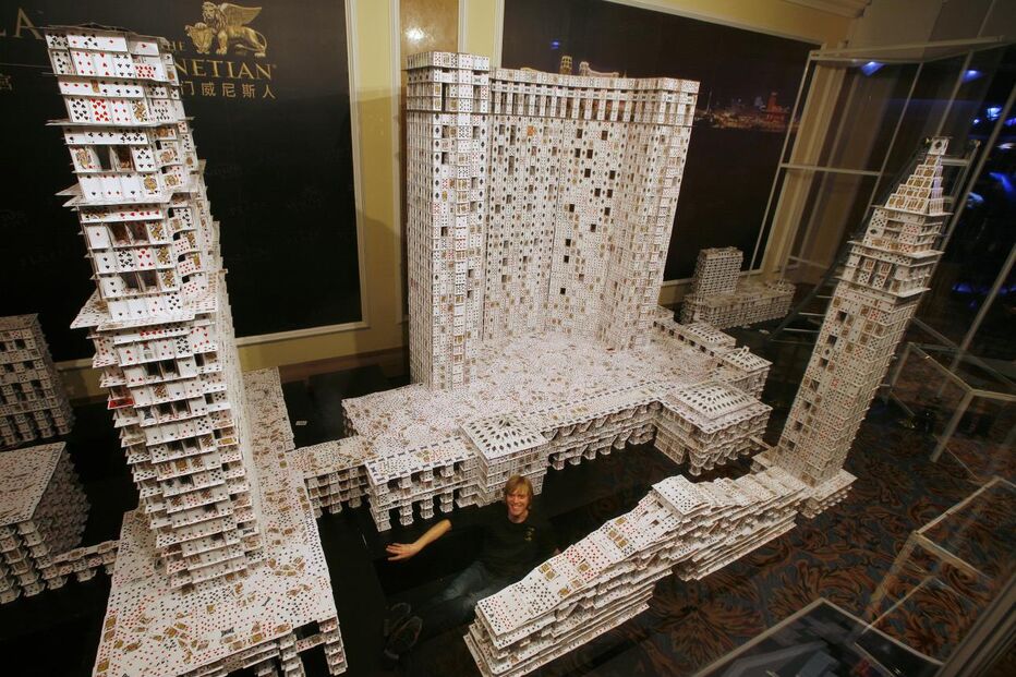 Monumentos feitos com baralhos de cartas